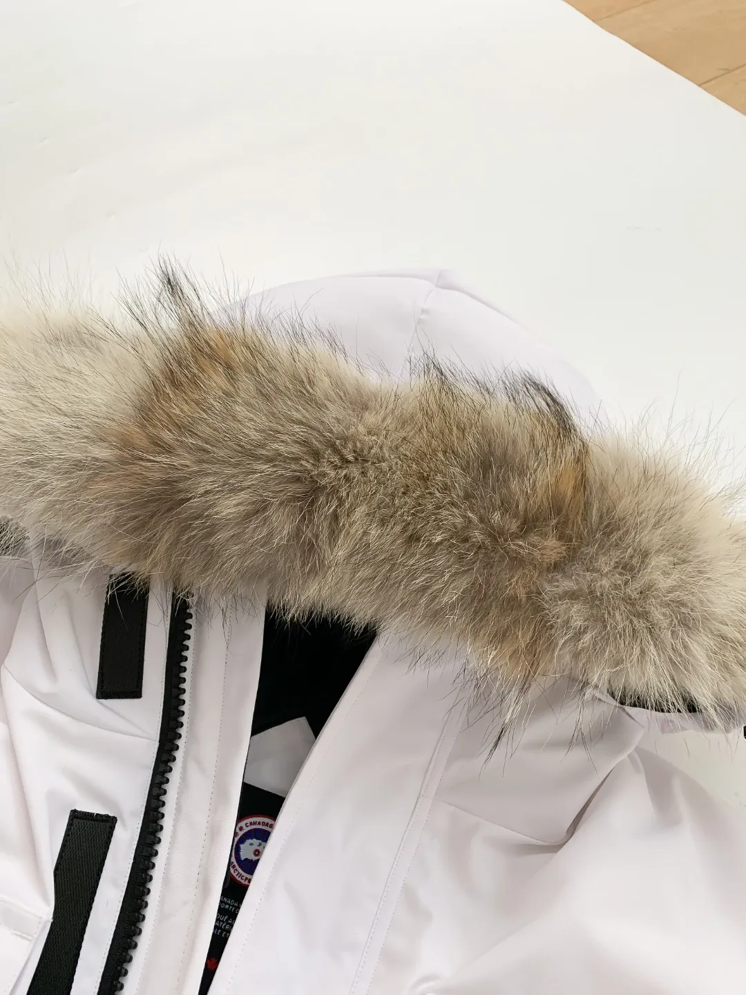 P780 Fake model pictures were taken at home. Colleagues please do not pass them off as stolen pictures! Style number: Y60-🇨🇦CANADA GOOES 24 new styles 08 styles/couple styles Factory direct supply: supplying global purchasing agents, micro-businesses, entities, Tmall, high-end stalls and studio cooperation, free shipping! Canada Goose Expedition Parka 2008 is the same style for men and women. It is mid-length and the most timeless classic. All Arctic and Antarctic scientific expedition teams choose Canada Goose as their cold-proof equipment. It is the Rolls-Royce of down jackets. ➖ Industry-leading anti-counterfeiting chip sensing. ➖ Imported Behringer embroidery machines and customized embroidery labels, the highest level and industry leading. ➖ Imported Korean 21-count polyester-cotton blended original fabric, TC85 waterproof coated fabric, water-repellent, windproof and wear-resistant. ➖ The new national standard 80 white duck down is filled with an average of 520 grams of down. The amount of down filled is industry-leading. ➖ 100% nylon lining with double double-layer sealing design to prevent velvet running, and seamless thread design on the cuffs! ➖ Western Canadian Green Wolf Collar. ➖ Yoshida YKK provides original factory-customized electroplated sliders. YKK two-way lockable zippers are tight and smooth and do not peel off paint. ➖ 3M composite Velcro is durable and the accessories and hardware are all custom-made. Note: Our copywriting is only simple and clear. Instead of bragging about the copywriting, it is better to compare and understand with samples. Only for the purest goose, the most dedicated, the most professional, the highest quality, the highest cost performance! Color: white red blue gray camouflage navy black SIZE:XS-XXL